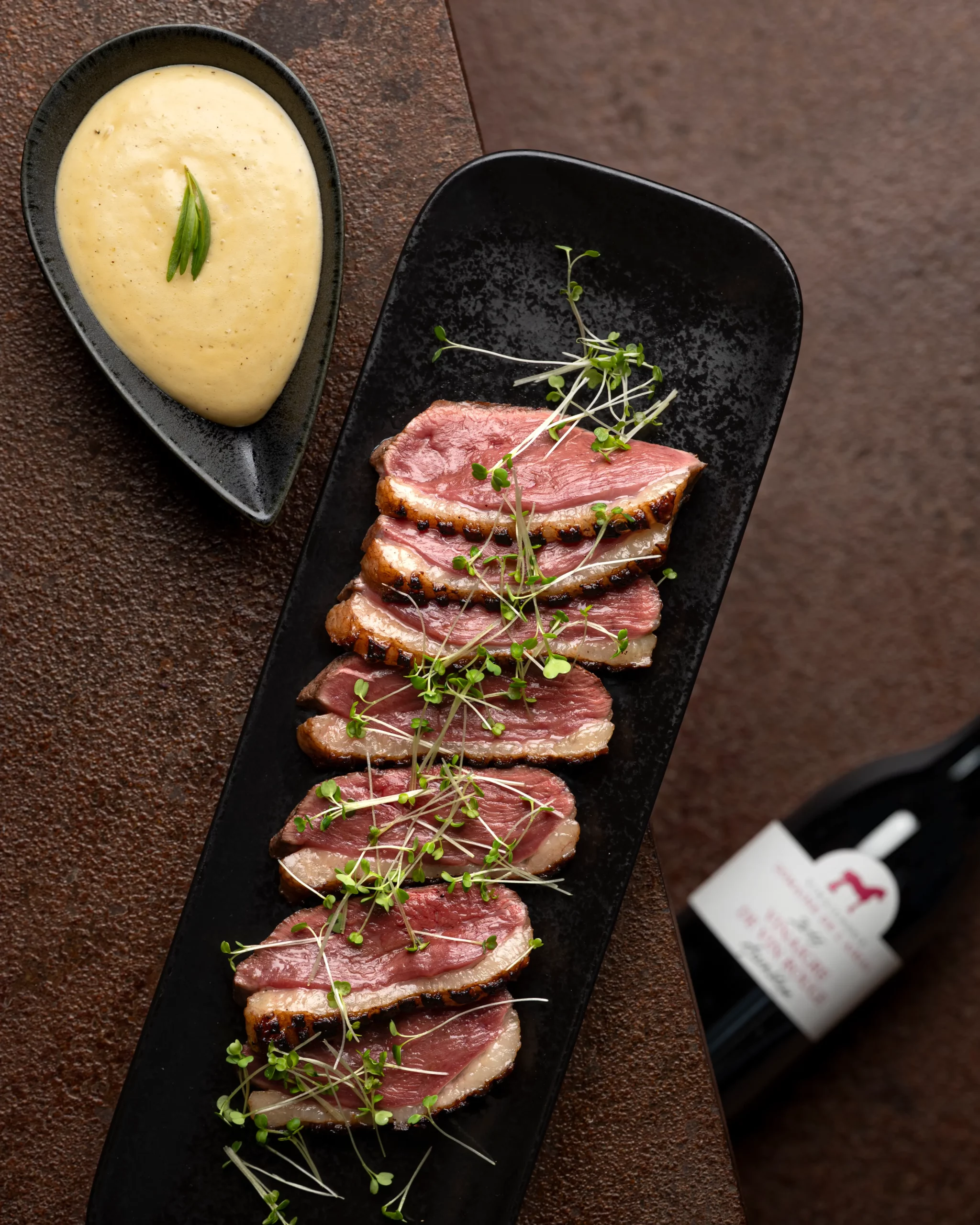 Béarnaise au siphon avec vinaigre de vin rouge et magret de canard du gers