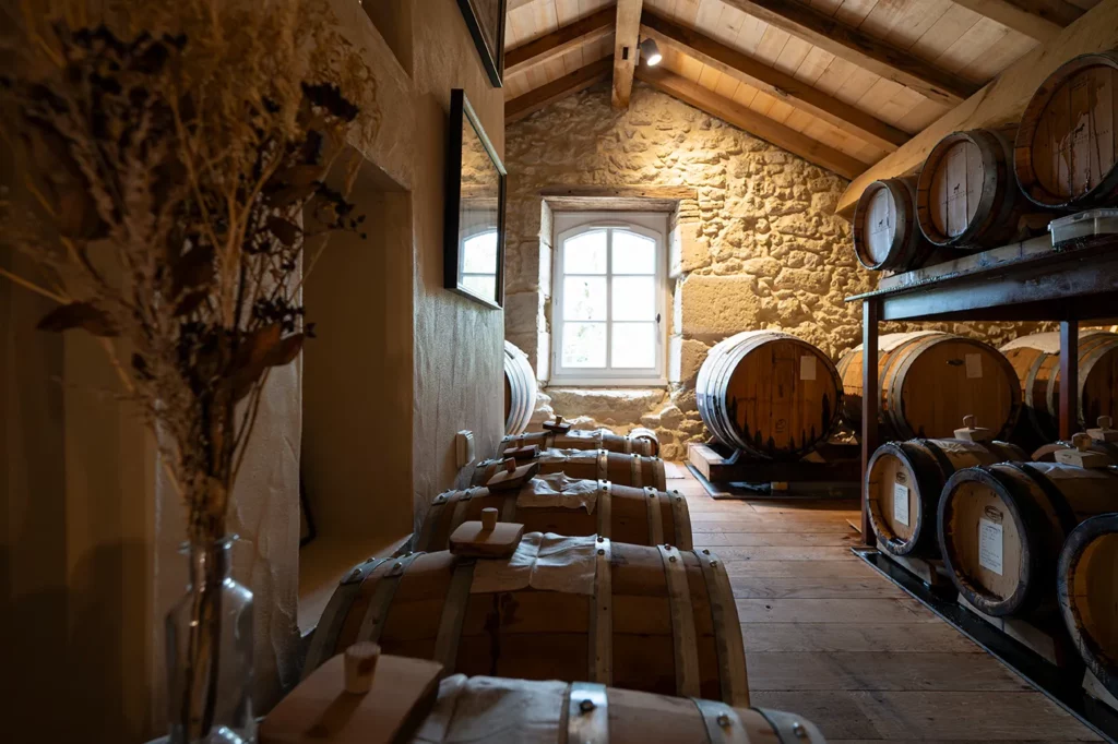 Intérieur chai de transformation tonneaux balsamique élevage en fût